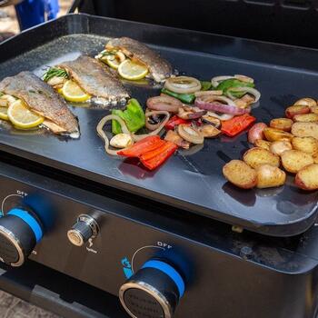 Plancha Grillplatte auf Gasgrill von Pitt Boss