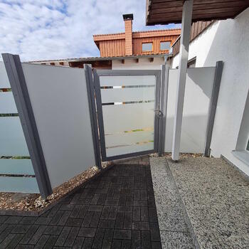 Langer weißer Sichtschutz