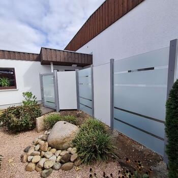 Sichtschutz aus HPL und Glas