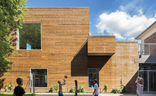 Gebäudefassade mit Kebony Holz