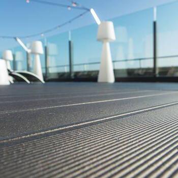 Hotelterrasse mit UPM ProFi Deck 150 Stone Grey Terrassendielen