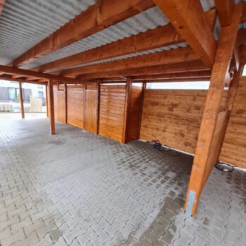 Carport aus dunkel Holz