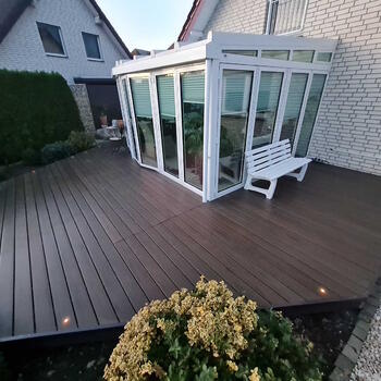 Terrassenboden dunkel Holz beleuchtet