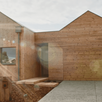 Haus mit Holzfassade Lunawood Thermoholz